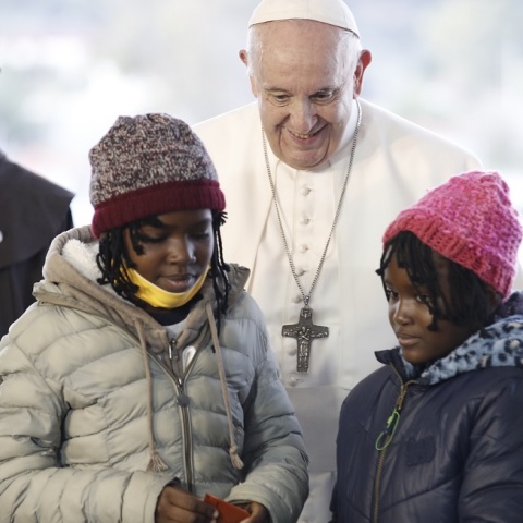 Πάπας Φραγκίσκος: Ο Προκαθήμενος της Ρωμαιοκαθολικής Εκκλησίας έστειλε μήνυμα αλληλεγγύης κατά την επίσκεψή του στη Μυτιλήνη. 