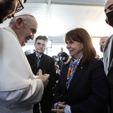 Κατερίνα Σακελλαροπούλου: Υποδεχόμενη τον Πάπα Φραγκίσκο στη Μυτιλήνη, η Πρόεδρος της Δημοκρατίας αναφέρθηκε στην προσφυγική κρίση που δοκιμάζει τη Μεσόγειο.