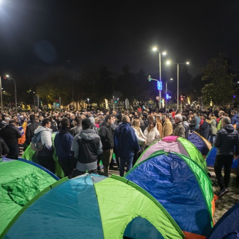 Κορωνοϊός - Θεσσαλονίκη: Αρνητές των μέτρων έστησαν σκηνές για διανυκτέρευση και γλεντούν με παραδοσιακούς χορούς έξω από το Δημαρχείο