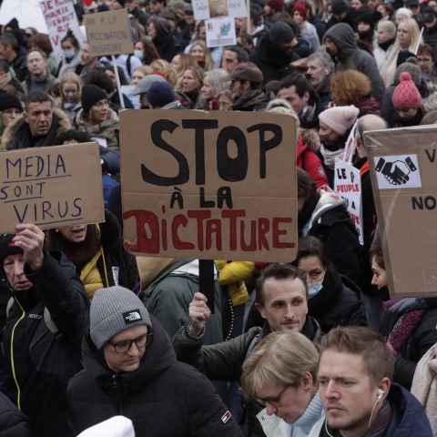 Βέλγιο: Επεισόδια σε διαδηλώσεις κατά των περιοριστικών μέτρων για τον κορωνοϊό - Έντονες διαμαρτυρίες για τη διαχείριση της υγειονομικής κρίσης.
