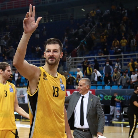 Στέφαν Γέλοβιτς: Θρήνος στο ελληνικό μπάσκετ, αλλά και στην οικογένεια της ΑΕΚ, μετά τον θάνατο του σπουδαίου παίκτη του συλλόγου, σε ηλικία 32 ετών. 