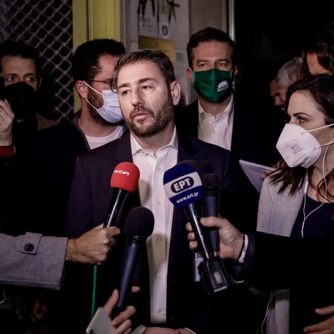 Εκλογές ΚΙΝΑΛ - Νίκος Ανδρουλάκης: Ο νικητής της πρώτης Κυριακής ευχαριστεί τον κόσμο και τους συνυποψηφίους του και δηλώνει ότι «το ΠΑΣΟΚ απόψε επιστρέφει».