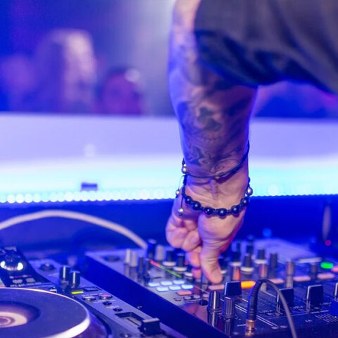 Κλειστά τα νυχτερινά κέντρα στη Γαλλία για τέσσερις εβδομάδες λόγω κορωνοϊού