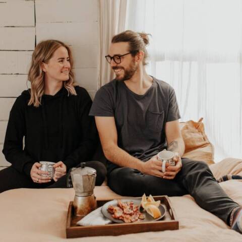 Ζευγάρι τρώει πρωινό στο κρεβάτι