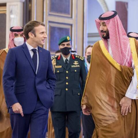 Ο Γάλλος πρόεδρος Εμανουέλ Μακρόν με τον Πρίγκιπα διάδοχο και Υπουργό Άμυνας της Σαουδικής Αραβίας Mohammad bin Salman al-Saud