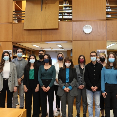 Η Κ. Σακελλαροπούλου σε μια αναμνηστική φωτογραφία με τους φοιτητές στο ΑΠΘ