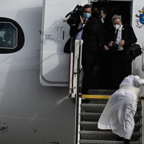 Παραπάτησε ο Πάπας Φραγκίσκος ανεβαίνοντας στο αεροπλάνο