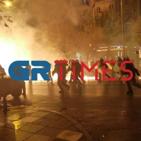 Θεσσαλονίκη: «Βροχή» από μολότοφ στο τέλος της πορείας για τον Αλ. Γρηγορόπουλο (ΦΩΤΟ-VIDEO)