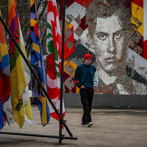 Στη Μόσχα ένας άνδρας περνά μπροστά από γκράφιτι - Σταθερά πάνω από 30.000 τα νέα κρούσματα κορωνοϊού στη Ρωσία