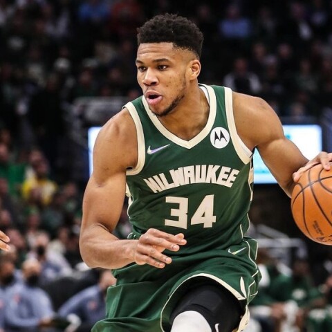 Αντετοκούνμπο: Νίκη των Μπακς με συρτάκι και τούρτα για τα γενέθλια του