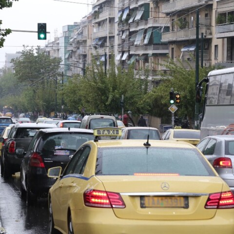 Τεράστια κίνηση στους δρόμους της Αθήνας λόγω κακοκαιρίας