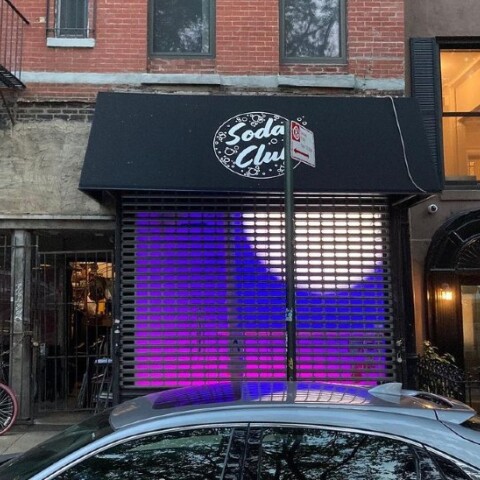 «Ζωντάνεψαν» άδειες βιτρίνες καταστημάτων στη Νέα Υόρκη με φώτα neon