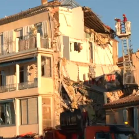 Τριώροφη πολυκατοικία κατέρρευσε μετά από έκρηξη στη Γαλλία