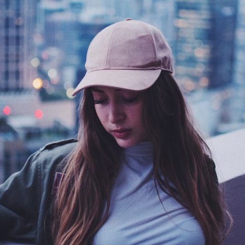 Ένα κορίτσι που φοράει καπέλο, ποζάρει. 