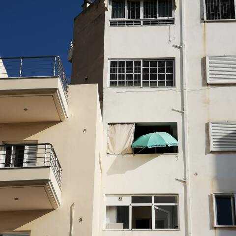 Πρόσοψη πολυκατοικίας στην Καλλιθέα