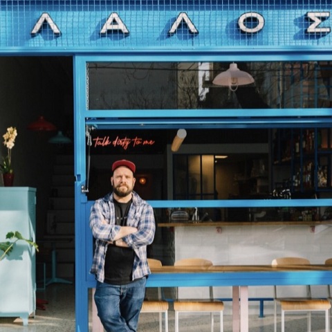 Η κεντρική είσοδος του «Λάλος» στον Νέο Κόσμο και ο δημιουργός του Σπύρος Πανόπουλος.