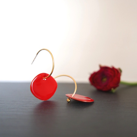 Τα πολύχρωμα κοσμήματα από σμάλτο της Ελένης Ιωαννίδη