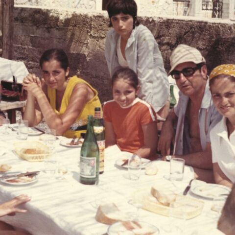 Οικογενειακές διακοπές στη Γιουγκοσλαβία. Κανένας δεν έμεινε ευχαριστημένος με το φαγητό αλλά κατάφεραν να περάσουν καλά.