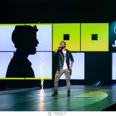 Τραγουδιστής στη σκηνή στo MADWALK 2021 