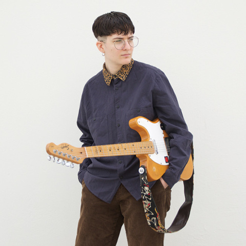 Η τραγουδίστρια Amalia με την ηλεκτρική της κιθάρα