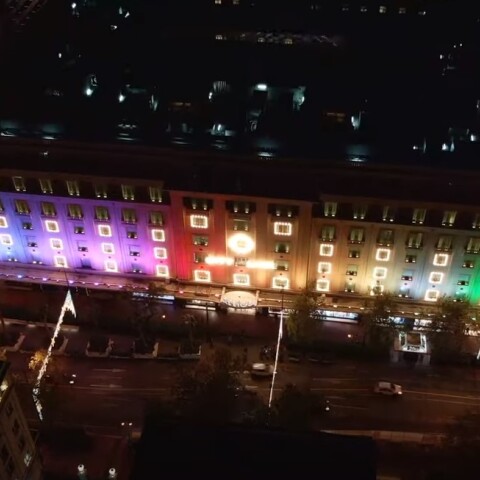 Το κτίριο του εμπορικού κέντρου City Link φωταγωγημένο εορταστικά για τα Χριστούγεννα