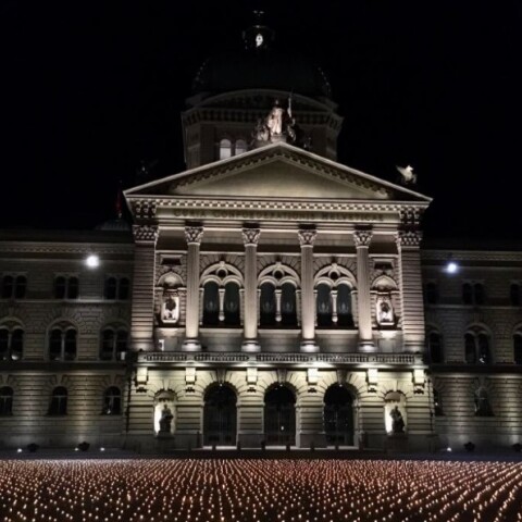 Ελβετία: 11.288 κεριά τοποθετήθηκαν στο κοινοβούλιο για τα θύματα του κορωνοϊού