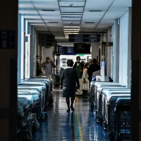 Καταγγελία ΠΟΕΔΗΝ: Κρατούν κλειστές ΜΕΘ για VIP ασθενείς - Απάντηση Πλεύρη