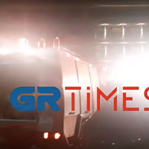 Πυροσβέστες στη Θεσσαλονίκη μπροστά στο κτίριο όπου εκδηλώθηκε φωτιά σε διαμέρισμα