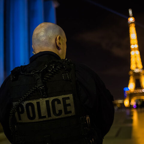 Αστυνομικός σε σημείο ελέγχου στο Παρίσι