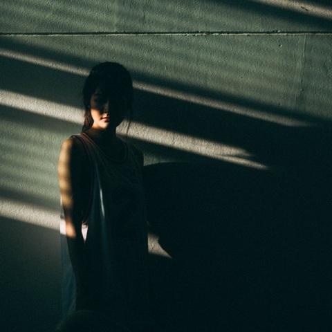 Ένα κορίτσι κοιτάει μακριά από την κάμερα.