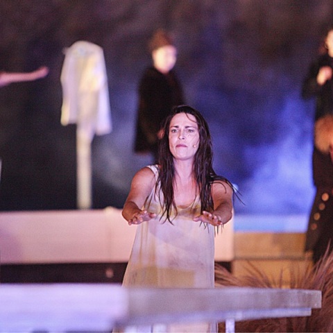 H Μαίρη Μηνά εξηγεί γιατί αποχώρησε από την παράσταση του Βασίλη Μπισμπίκη