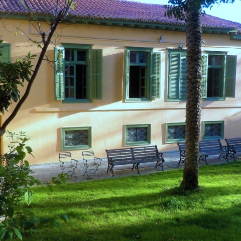 Το Μουσείο Ελληνικών Λαϊκών Μουσικών Οργάνων "Φοίβος Ανωγειανάκης" - Κέντρο Εθνομουσικολογίας στην Πλάκα