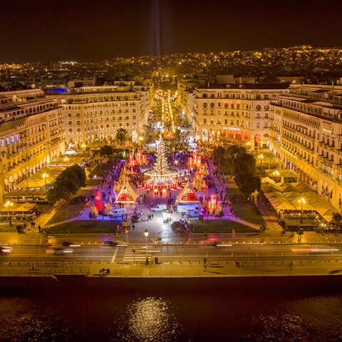 Το χριστουγεννιάτικο δέντρο στην πλατεία Αριστοτέλους στη Θεσσαλονίκη