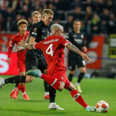 Ο Ράτζα Ναϊνγκολάν σουτάρει σε αγώνα της Αντβέρπ με το νούμερο 4 στην πλάτη.