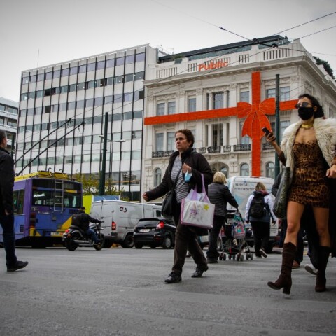 Πολίτες με μάσκα στο κέντρο της Αθήνας