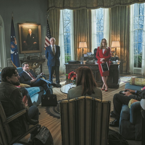 Σκηνή από την ταινία «Don't Look Up» με τους Λεονάρντο Ντι Κάπριο, Τζόνα, Χιλ, Μέριλ Στριπ και Τζένιφερ Λορενς