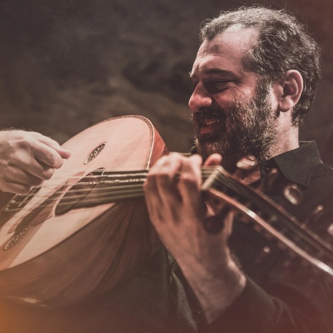 Ο μουσικός Haig Yazdjian παίζει ούτι σε συναυλία