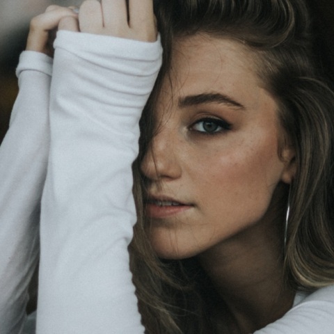 Ένα κορίτσι ποζάρει και κοιτάει την κάμερα