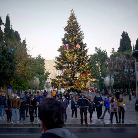 Πολίτες με μάσκα για τον κορωνοϊό στο Σύνταγμα