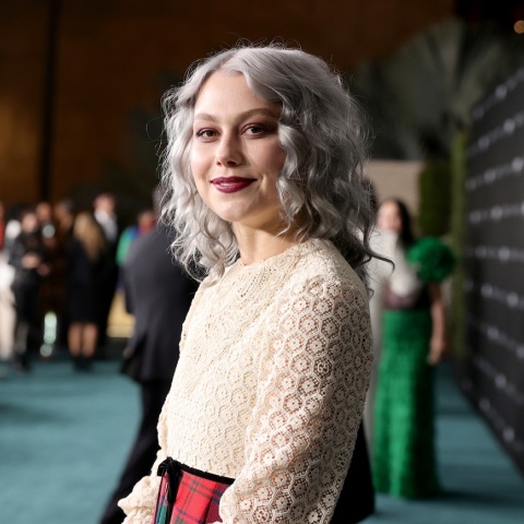 Η τραγουδίστρια Phobe Bridgers σε εκδήλωση μόδας