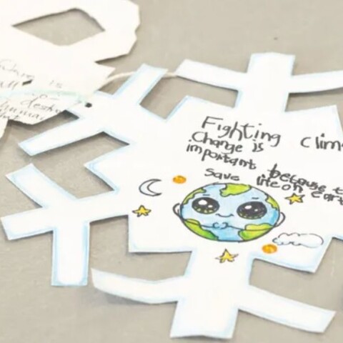 Ρεκόρ Γκίνες με τη μεγαλύτερη αλυσίδα χάρτινων χιονονιφάδων