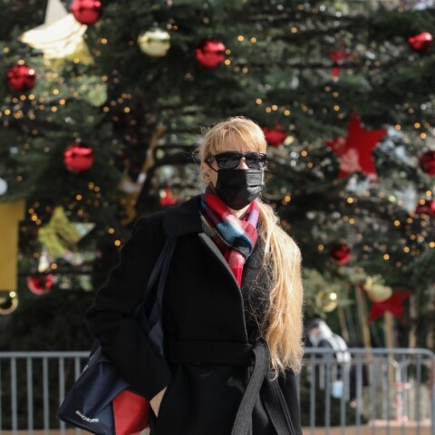 Χριστούγεννα στην Αθήνα - Πολίτης με μάσκα