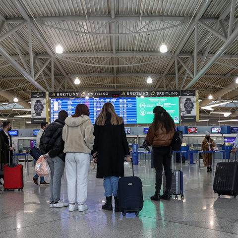 Τουρίστες στο αεροδρόμιο Ελ. Βενιζέλος