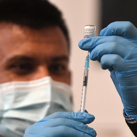 Εμβόλιο «τρία σε ένα» δοκιμάζει η Moderna