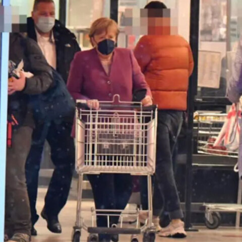 Η Άνγκελα Μέρκελ σε σούπερ μάρκετ σπρώχνει το καρότσι με τα ψώνια