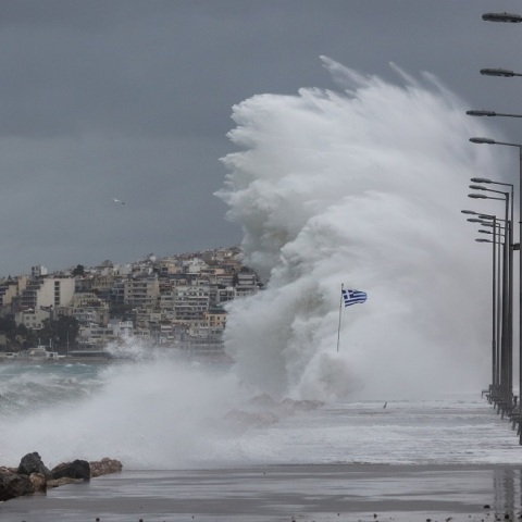 ΚΑΚΟΚΑΙΡΙΑ ΚΥΜΑΤΑ ΣΤΗ ΠΑΡΑΛΙΑ ΤΟΥ ΦΑΛΗΡΟΥ ΚΑΙ ΤΟΥ ΦΛΟΙΣΒΟΥ (ΓΙΑΝΝΗΣ ΠΑΝΑΓΟΠΟΥΛΟΣ/ EUROKINISSI)