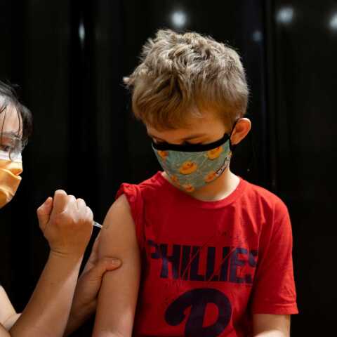 Αθηνά Λινού: «Τα εμβόλια στα παιδιά είναι πιο ασφαλή απ’ ότι στους μεγάλους»