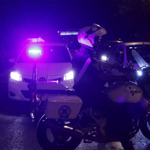 Αστυνομικός σπεύδει σε σπίτι στο Μενίδι, όπου άνδρας απειλούσε να σκοτώσει τη μητέρα του (ΦΩΤΟ ΑΡΧΕΙΟΥ)