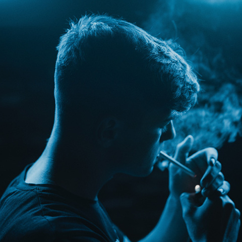 Νεαρός που καπνίζει