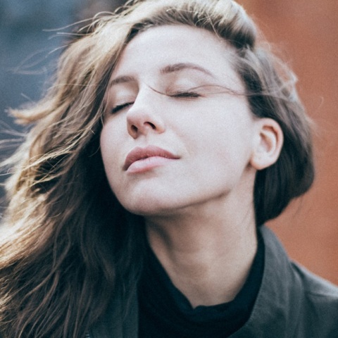 Ένα κορίτσι ποζάρει